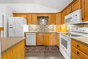 N96W14141 Knollcrest Cir, Germantown, WI 53022 - Photo 8