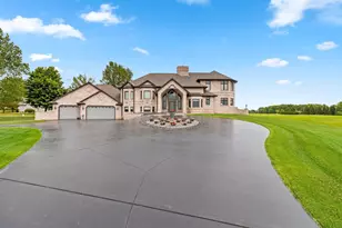 2315 Silveridge Dr, Manitowoc, WI 54220 - Photo 2