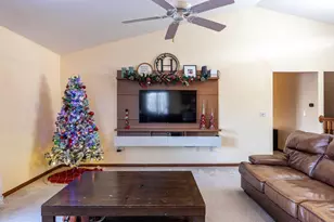 421 Fawnwood Ct, Wrightstown, WI 54180 - Photo 10