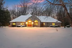 2817 Brook Hills Dr, Green Bay, WI 54313 - Photo 6
