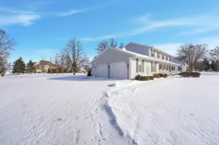 909 Country Club Ln, Fond du Lac, WI 54935 - Photo 4