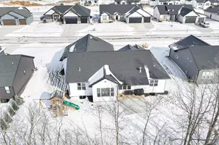 2531 S Stellita Cir, De Pere, WI 54115 - Photo 2