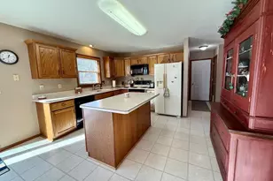 363 Sunnybrook Dr, Oshkosh, WI 54904 - Photo 6