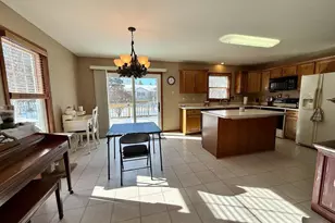 363 Sunnybrook Dr, Oshkosh, WI 54904 - Photo 4