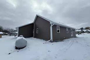 709 Robin St, New London, WI 54961 - Photo 4