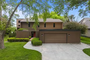 2136 White Swan Dr, Oshkosh, WI 54901 - Photo 2