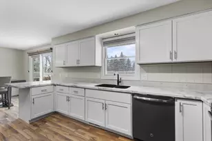 1729 N Blossom Dr, Appleton, WI 54914 - Photo 8