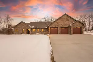 272 Lost Ridge Ct, Green Bay, WI 54302 - Photo 2