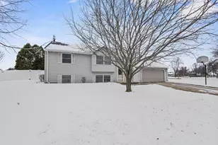 1601 S Sundown Ln, Appleton, WI 54915 - Photo 2