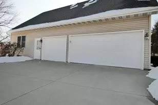 125 E Wayfarer Ln, Appleton, WI 54913 - Photo 2