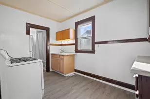 908 W 10th Ave, Oshkosh, WI 54902 - Photo 4