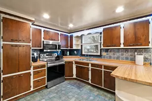 684 Lida Ln, Green Bay, WI 54304 - Photo 8