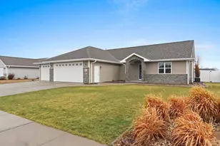 1748 Bridge Port Cir, De Pere, WI 54115 - Photo 2
