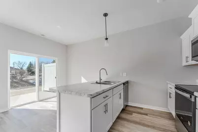 1084 W 20th Avenue, Oshkosh, WI 54902 - Photo 10