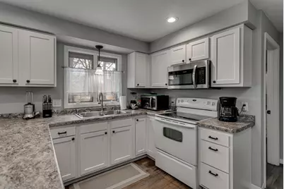 1025 Greendale Court, Menasha, WI 54952 - Photo 4