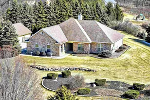 5565 Applewood Ct, Hartford, WI 53027 - Photo 2