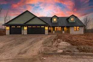 2984 Creekwood Dr, Green Bay, WI 54311 - Photo 2