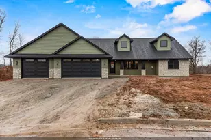 2984 Creekwood Dr, Green Bay, WI 54311 - Photo 1