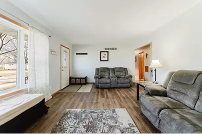 1425 W 3rd Avenue, Oshkosh, WI 54902 - Photo 2