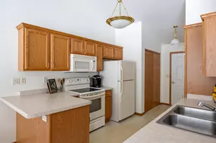 486 Wyldewood Dr, Oshkosh, WI 54904 - Photo 8