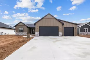 2998 Creekwood Dr, Green Bay, WI 54311 - Photo 1