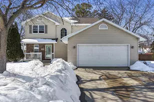 716 Elizabeth Ct, Menasha, WI 54952 - Photo 1