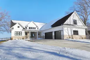 1751 E Shore Cir, Green Bay, WI 54302 - Photo 2