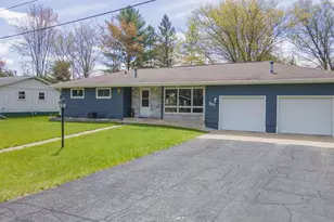 707 Sunset Dr, Redgranite, WI 54970 - Photo 2