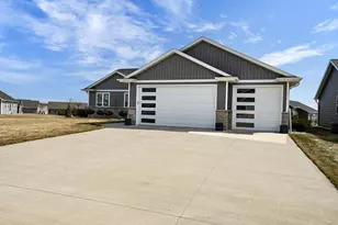 2701 W Fallen Oak Dr, Appleton, WI 54913 - Photo 2