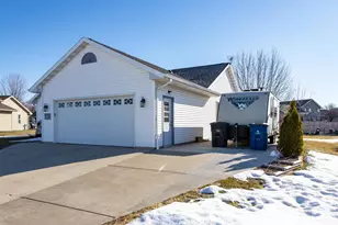 286 Goldenrod Dr, Omro, WI 54963 - Photo 2