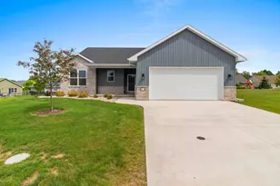 920 Clover Ct, Menasha, WI 54952 - Photo 2