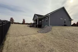 920 Clover Ct, Menasha, WI 54952 - Photo 4