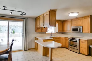 929 Marvelle Ln, Green Bay, WI 54304 - Photo 2