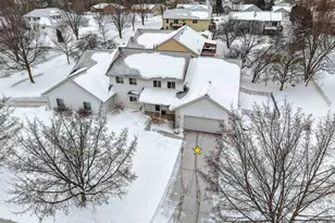 2700 Maple Hills Dr, Green Bay, WI 54313 - Photo 2