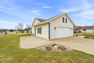 405 W Hawthorne Dr, Waupun, WI 53963 - Photo 26