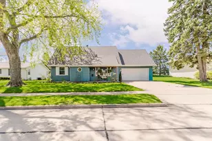 917 Windward Ct, Oshkosh, WI 54901 - Photo 2