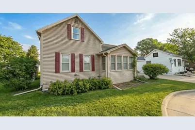 636 W 7th Avenue, Oshkosh, WI 54902 - Photo 1
