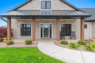 532 Royal Saint Pats Dr, Wrightstown, WI 54180 - Photo 2