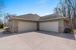 1055 Zacher Dr, Oshkosh, WI 54901 - Photo 32