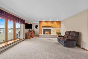 914 S Main St, Mishicot, WI 54228 - Photo 6