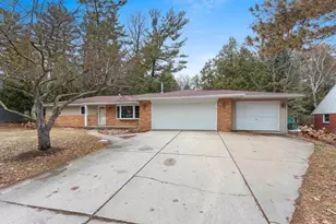 1023 Laverne Dr, Green Bay, WI 54311 - Photo 4