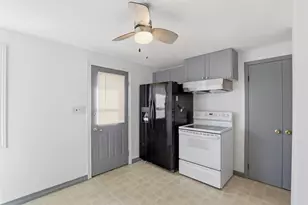 1001 W Grant St, Appleton, WI 54914 - Photo 2