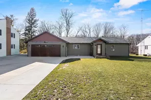 4726 Hessel Ct, Manitowoc, WI 54220 - Photo 2