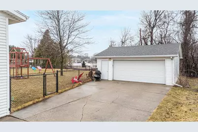 827 Heritage Trail, Oshkosh, WI 54904 - Photo 32