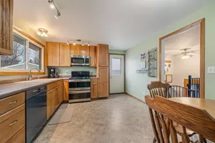 827 Heritage Trail, Oshkosh, WI 54904 - Photo 8