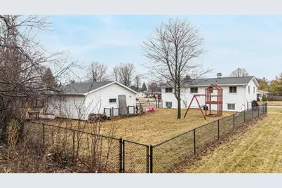 827 Heritage Trail, Oshkosh, WI 54904 - Photo 2