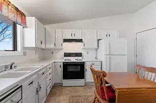 2409 Cedar Ridge Ct, Green Bay, WI 54313 - Photo 10