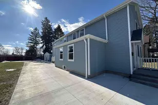 911 St Clair St, Manitowoc, WI 54220 - Photo 4