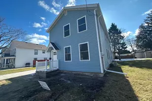 911 St Clair St, Manitowoc, WI 54220 - Photo 2