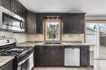 2233 Magnolia Lane, Green Bay, WI 54304 - Photo 6